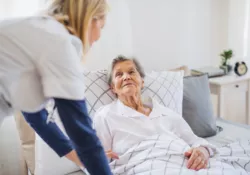 Fin de vie à domicile : des traitements bientôt plus accessibles
